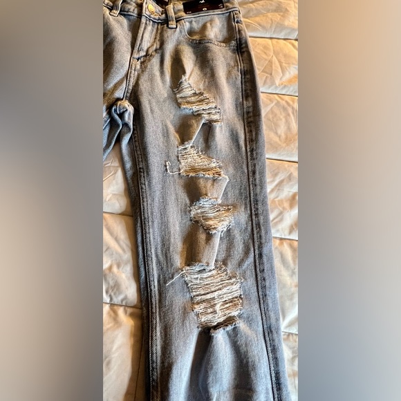 NWT Hollister light wash distressed denim jeans. Size 00R. Low rise boyfriend. - Picture 5 of 9